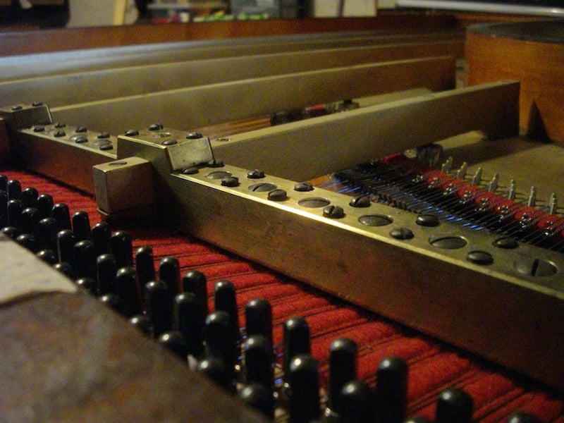 Photo de réparation d'un piano Erard